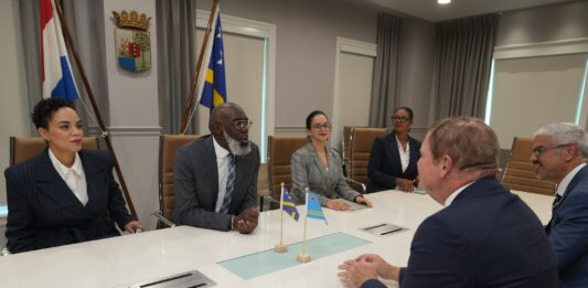 Durante reunion cu gobernador interino y Prome Minister di Corsou: Prome Minister Mike Eman ta destaca importancia di prosperidad comparti y cooperacion entre Aruba y Corsou