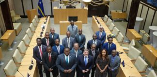 Memey di representante di tur fraccion: Prome Minister Mike Eman a reuni cu Parlamento di Corsou: Presidente di Parlamento y representantenan di diferente fraccion a destaca e legado politico di Mike Eman y importancia di cooperacion entre Aruba y Corsou