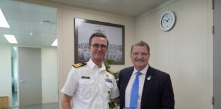 Prome Minister Mike Eman a bishita base di Marina Real Parera na Corsou