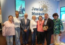 Prome Minister Mike Eman a bishita na Jewish Museum Curaçao