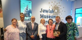 Prome Minister Mike Eman a bishita na Jewish Museum Curaรงao