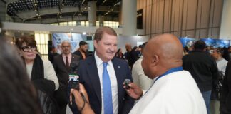 Mensahe na tur hoben Arubiano profesional na Hulanda: Prome Minister Mike Eman na FRED Expo: “Bolbe Aruba ta mas cu solamente un oportunidad di trabou”