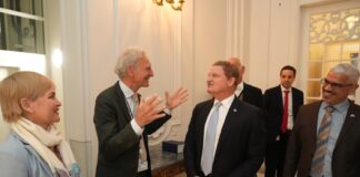 Eerste kamer ta destaca vision di Prome Minister Mike Eman: Paul Rosenmöller: Aumento di salario minimo ta un paso importante pa reduci pobresa na Aruba: Mester transporta prosperidad economico den bienestar pa pueblo!