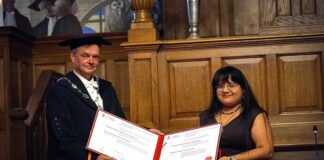Prome Minister Mike Eman a ricibi tesis di doctorado di Mónica Espinoza Cangahuala