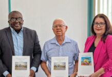 Historiador Adolf “Dufi” Kock ta entrega bukinan na Departamento di Cultura Aruba y Departamento di Enseñansa Aruba