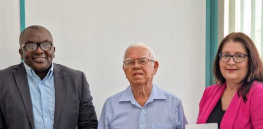 Historiador Adolf “Dufi” Kock ta entrega bukinan na Departamento di Cultura Aruba y Departamento di Enseñansa Aruba