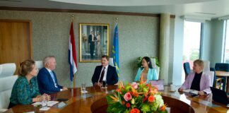 Prome Minister Mike Eman y Secretario di Estado Eric van der Burg a dialoga tocante cooperacion y oportunidad nobo den Reino