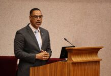 Parlamentario di AVP, Clifford Heyliger: โFondo di Inversion y Desaroyo mester trece mehoracion cu pueblo por sintiโ