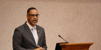 Parlamentario di AVP, Clifford Heyliger: โFondo di Inversion y Desaroyo mester trece mehoracion cu pueblo por sintiโ
