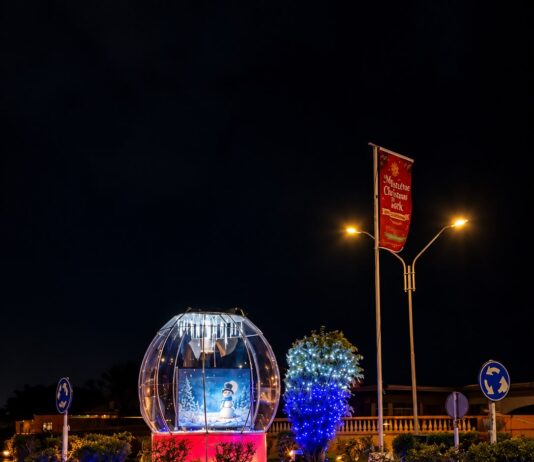 Rotonde di Oranjestad West ta briya pa promé biaha pa temporada di Pasco 2026: Oranjestad West a duna bonbini na e temporada di Pasco cu un rotonde ilumina y magia