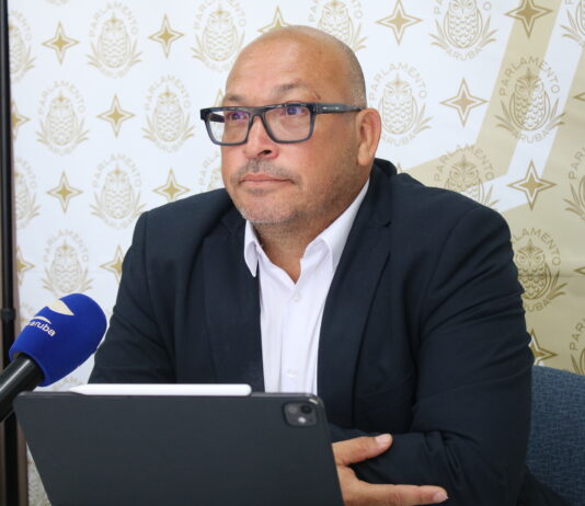 Parlamentario Edgard Vrolijk (MEP): Falta di contesta di Gobierno ta tranca dos iniciativa di ley crucial den Parlamento: Silencio di Gobierno ta stanca leynan di Ombudsman y Studielening