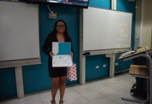 Studiante di Universidad di Aruba a investiga sargaso y microplastics rond di nos costanan