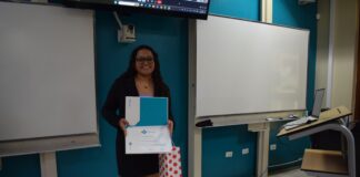 Studiante di Universidad di Aruba a investiga sargaso y microplastics rond di nos costanan