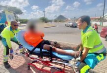 Auto a subi caminda net ora motociclista ta pasando auto na Paradera