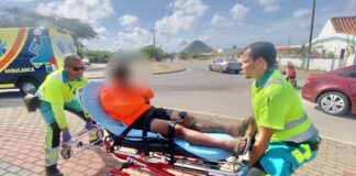 Auto a subi caminda net ora motociclista ta pasando auto na Paradera