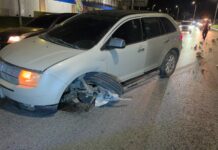 Chauffeur a perde control dal den berm riba Watty Vos Boulevard