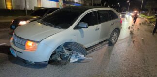 Chauffeur a perde control dal den berm riba Watty Vos Boulevard