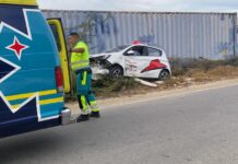 Un auto a bay pasa otro net ora e ta birando den Caya Taratata dal e mande for di caminda y core bay