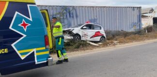 Un auto a bay pasa otro net ora e ta birando den Caya Taratata dal e mande for di caminda y core bay