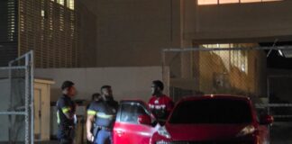 Security di hotel a impedi chauffeur burachi stuur, polis kier a dun’e lift pa su cas pero chauffeur a resisti y nan a detene!