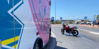 Dama chauffeur no a mira e brommer riba e rotonde y nan a dal den otro!