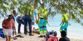 Turista masculino di riba 40 aña a guli basta awa panort di Boca Catalina
