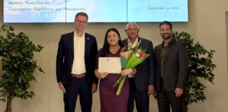 Meritza van der Biezen a gradua como Bachelor den Organization, Governance and Management (OGM)
