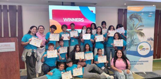 Grupo di studiante local a keda introduci na Aruba su industria di timeshare