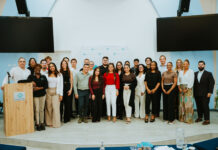 Hobennan di Universidad di Aruba agradecido cu e sosten di Aruba Bank