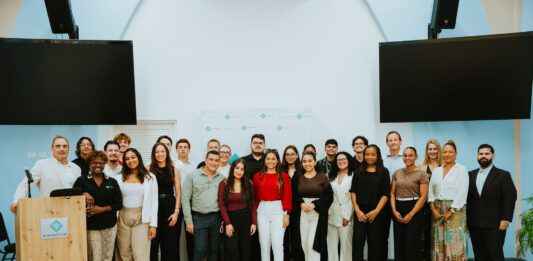 Hobennan di Universidad di Aruba agradecido cu e sosten di Aruba Bank